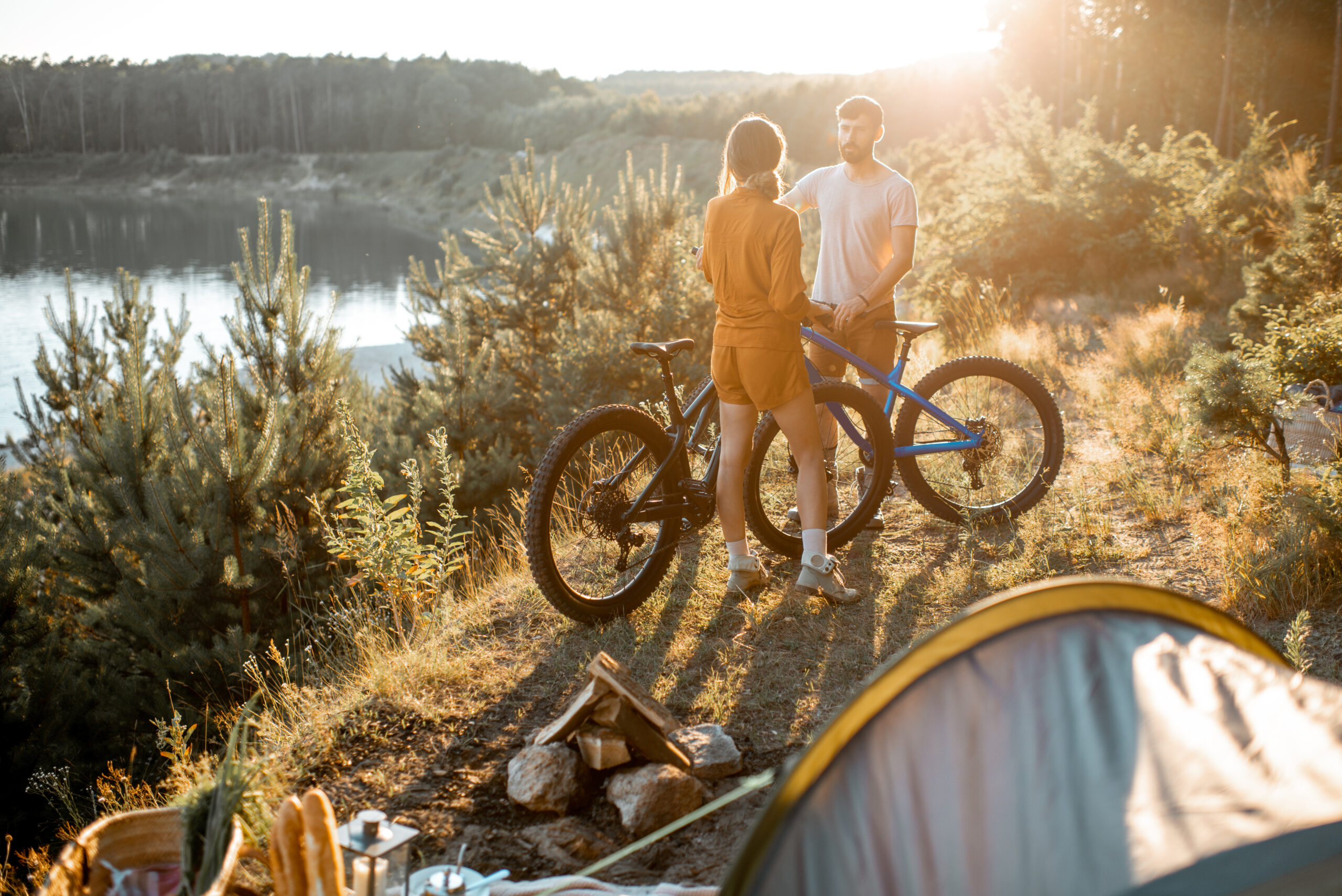 Mit dem Fahrrad verreisen und die Natur von einer ganz anderen Seite erleben. Foto RossHelen via Envato